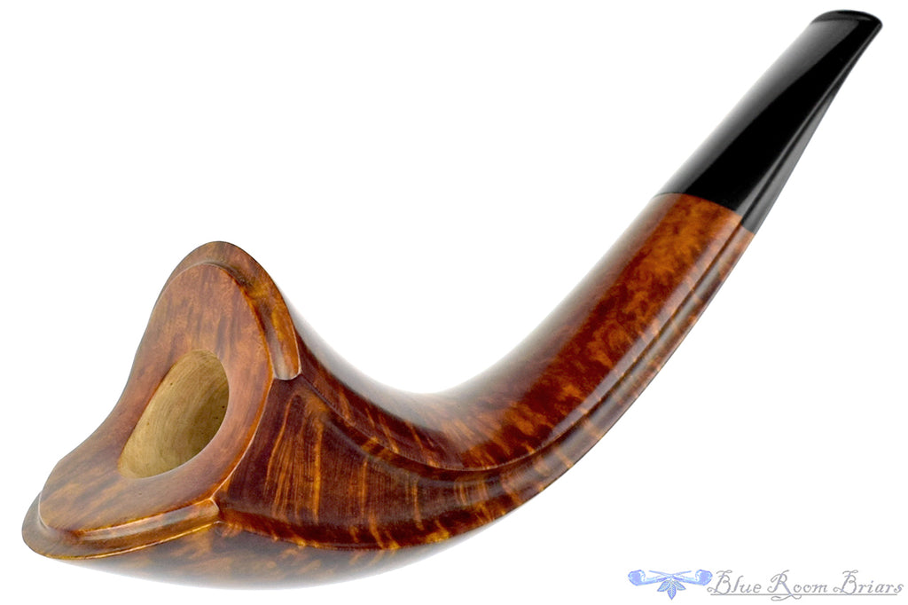 Blue Room Briars is proud to present this Marek Cikl Pipe Large Oliphant