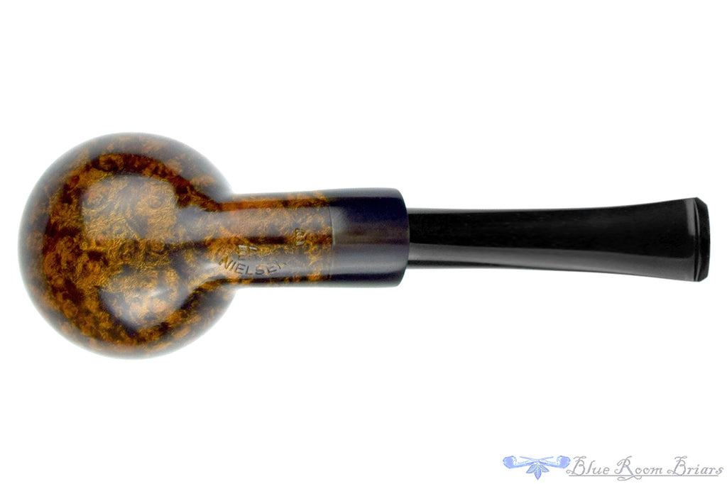 Blue Room Briars is proud to present this Erik Nielsen Pipe Grade B Contrast Bent Egg with Horn Ferrule