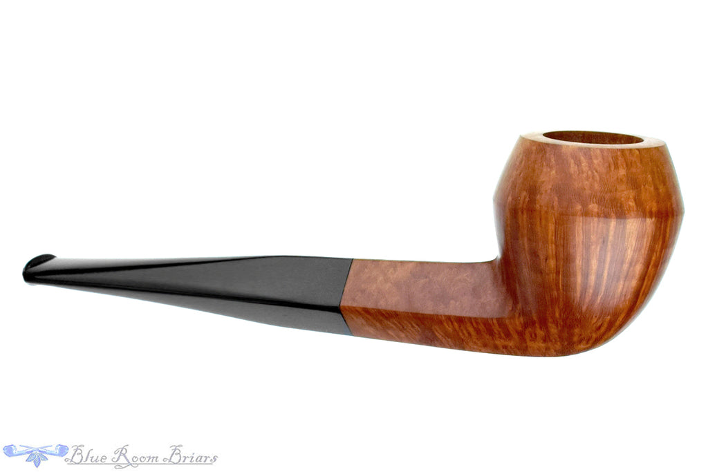 Blue Room Briars is proud to present this Genod Pipe Bulldog Speacial Straight Grain