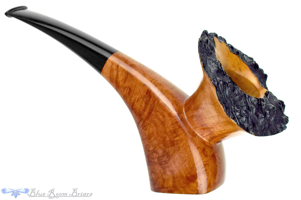 Blue Room Briars is proud to present this Joseph Skoda Pipe Freehand Sitter with Plateau