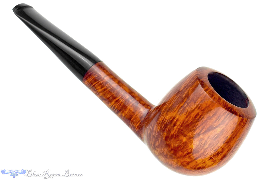 Blue Room Briars is proud to present this Erik Nielsen Pipe Grade A High-Contrast Apple