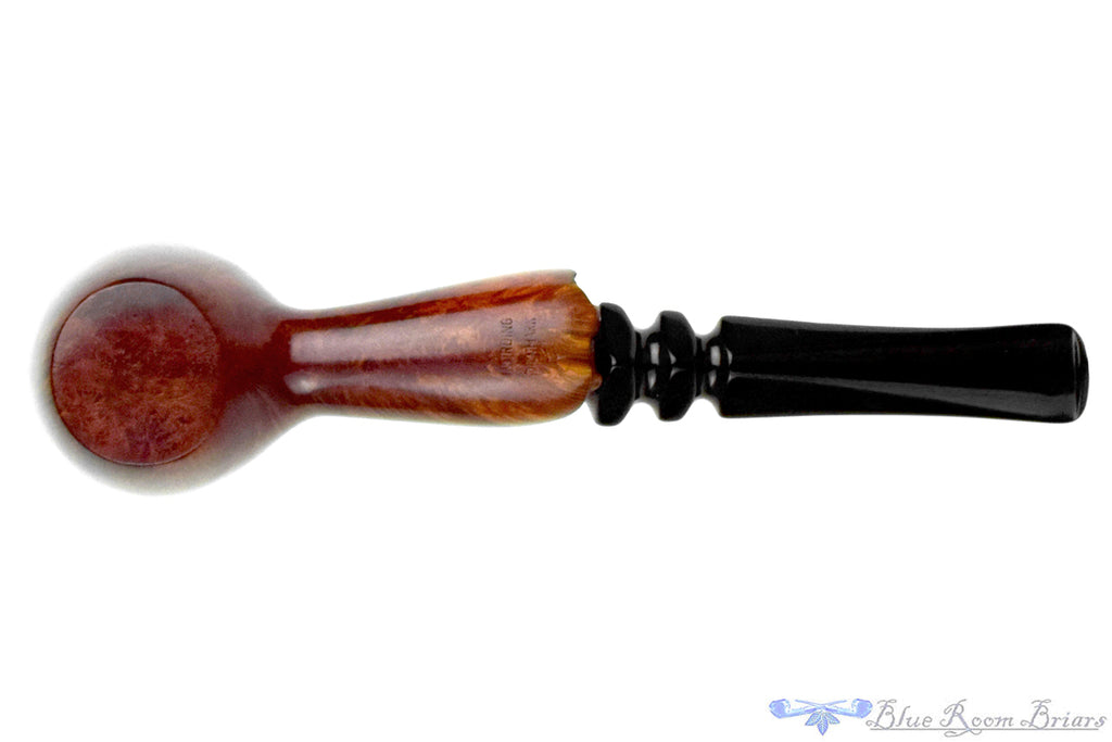Blue Room Briars is proud to present this Nørding Freehand Sitter with Plateaux Estate Pipe