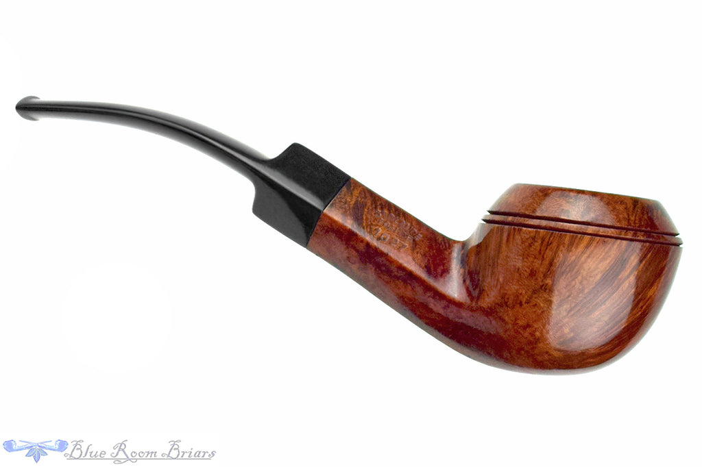 Blue Room Briars is proud to present this Butz-Choquin Bistro 1027 Bent Bulldog Estate Pipe