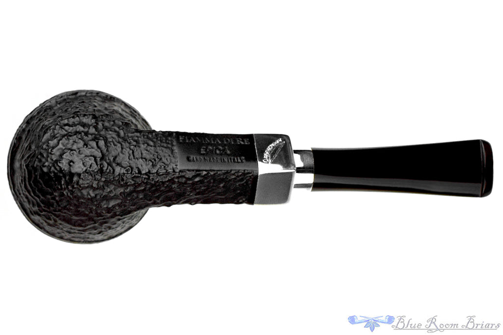 Blue Room Briars is proud to present this Fiamma di Re Rhodesiart Dante Epica Sandblast Bulldog With Silver