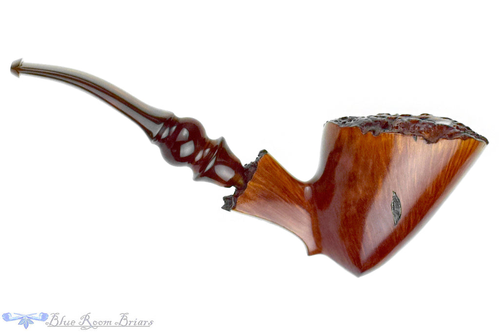 Blue Room Briars is proud to present this Bjarne Handmade Bent Spot Carved Freehand with Plateaux