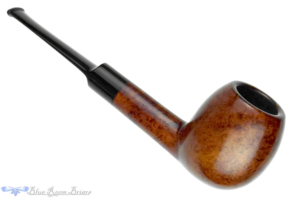Blue Room Briars is proud to present this Comoy's Extraordinaire 130 Apple Sitter Estate Pipe