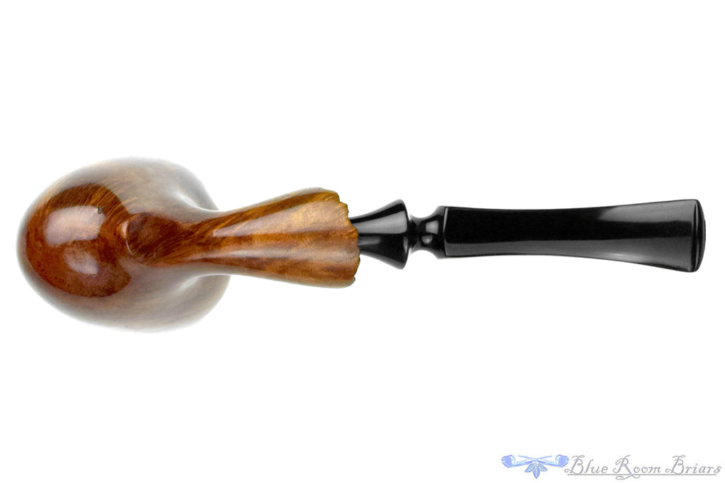 Blue Room Briars is proud to present this Viggo Nielsen Bent Freehand with Plateaux Estate Pipe