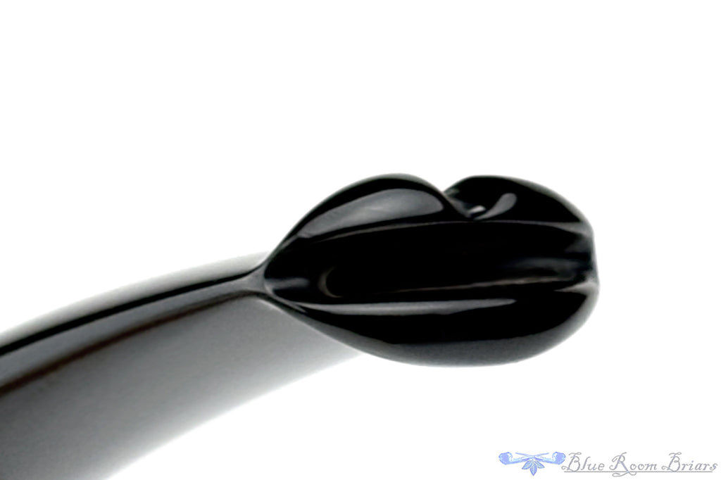 Blue Room Briars is proud to present this Roger Wallenstein Pipe Blue Wartfish