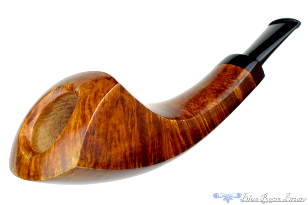 Blue Room Briars is proud to present this Sergey Cherepanov Pipe Panelled Horn