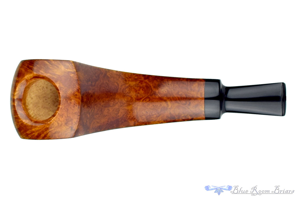 Blue Room Briars is proud to present this Sergey Cherepanov Pipe Panelled Horn