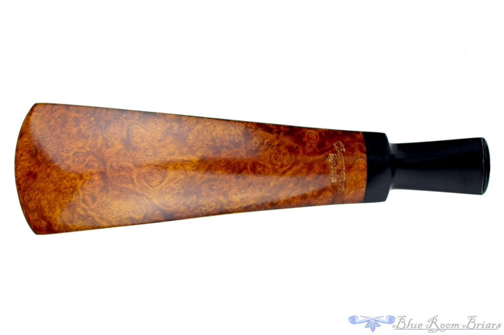 Blue Room Briars is proud to present this Sergey Cherepanov Pipe Panelled Horn