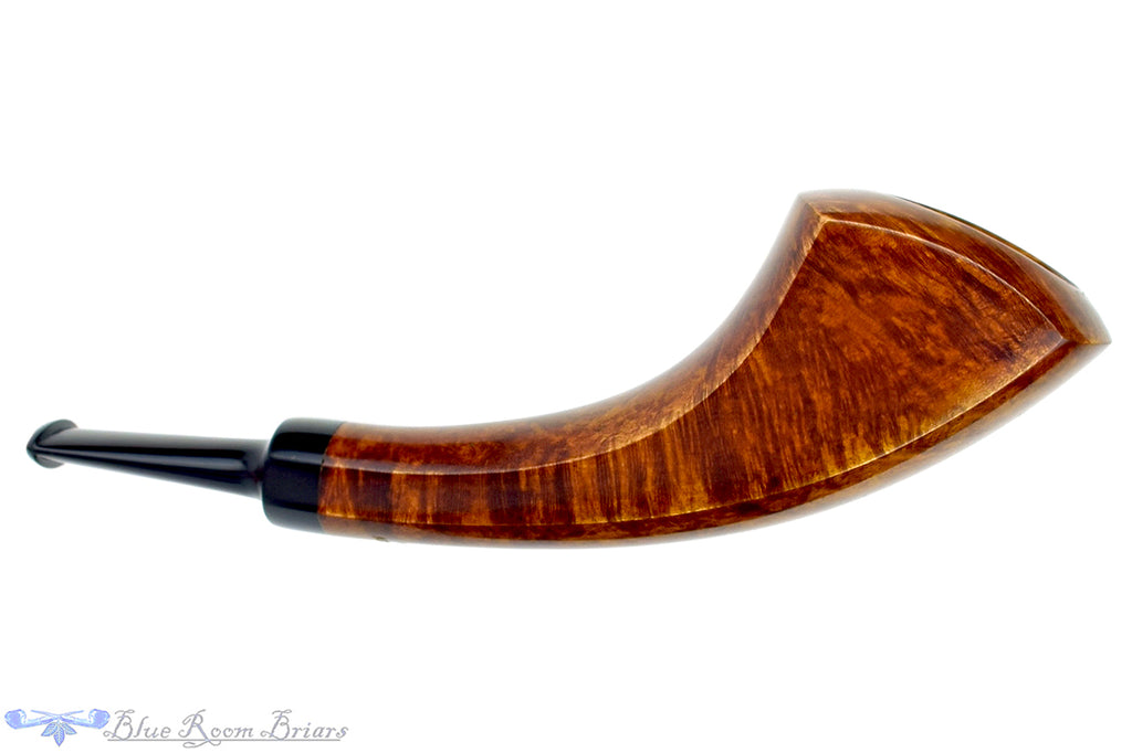Blue Room Briars is proud to present this Sergey Cherepanov Pipe Panelled Horn