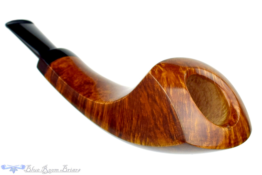 Blue Room Briars is proud to present this Sergey Cherepanov Pipe Panelled Horn