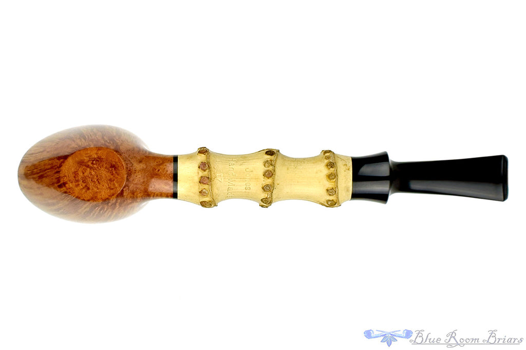 Blue Room Briars is proud to present this Jesse Jones Pipe Sitter Dublin with Plateau and Bamboo